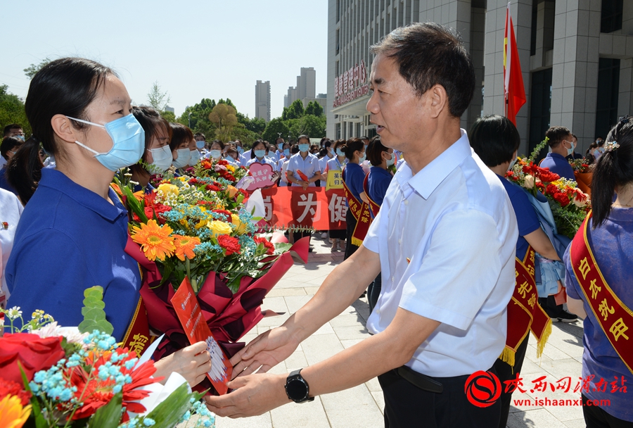 白衣执甲 最美逆行——渭南市中心医院援护医疗队员平安凯旋（组图）