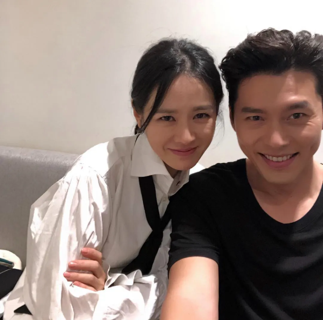 恋爱两年感情无异常!网友晒签名认证目击顶级演员情侣同住民宿