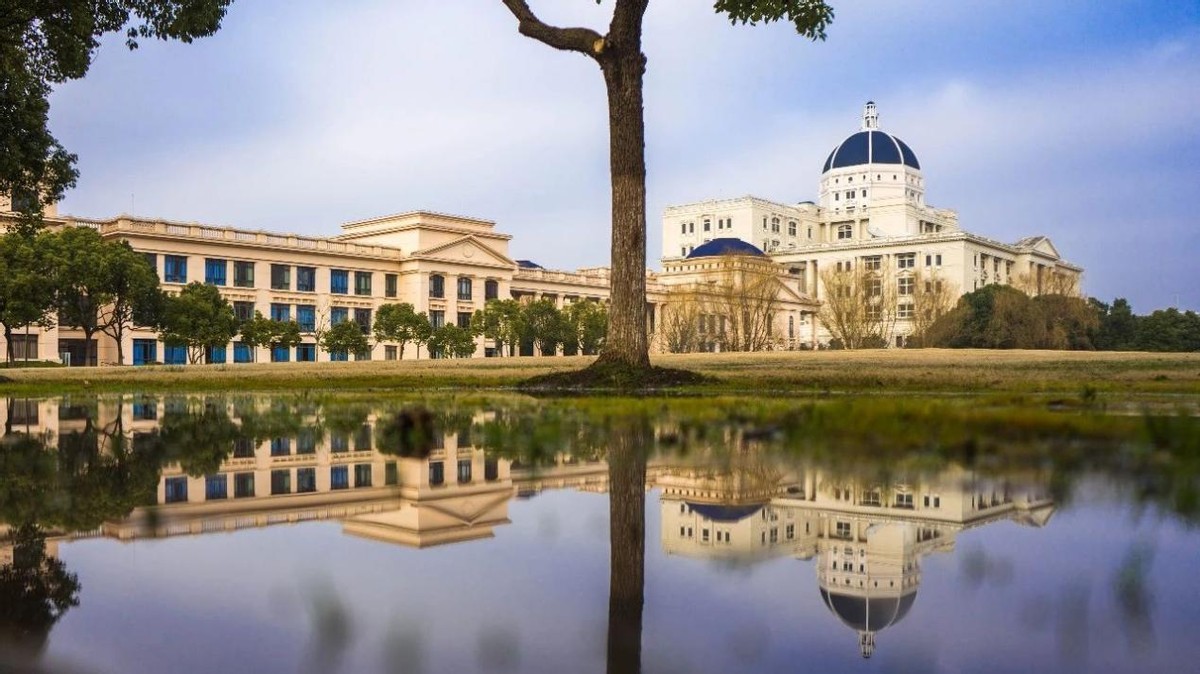 描写大学校园环境的优美语句（上海超有范高校）