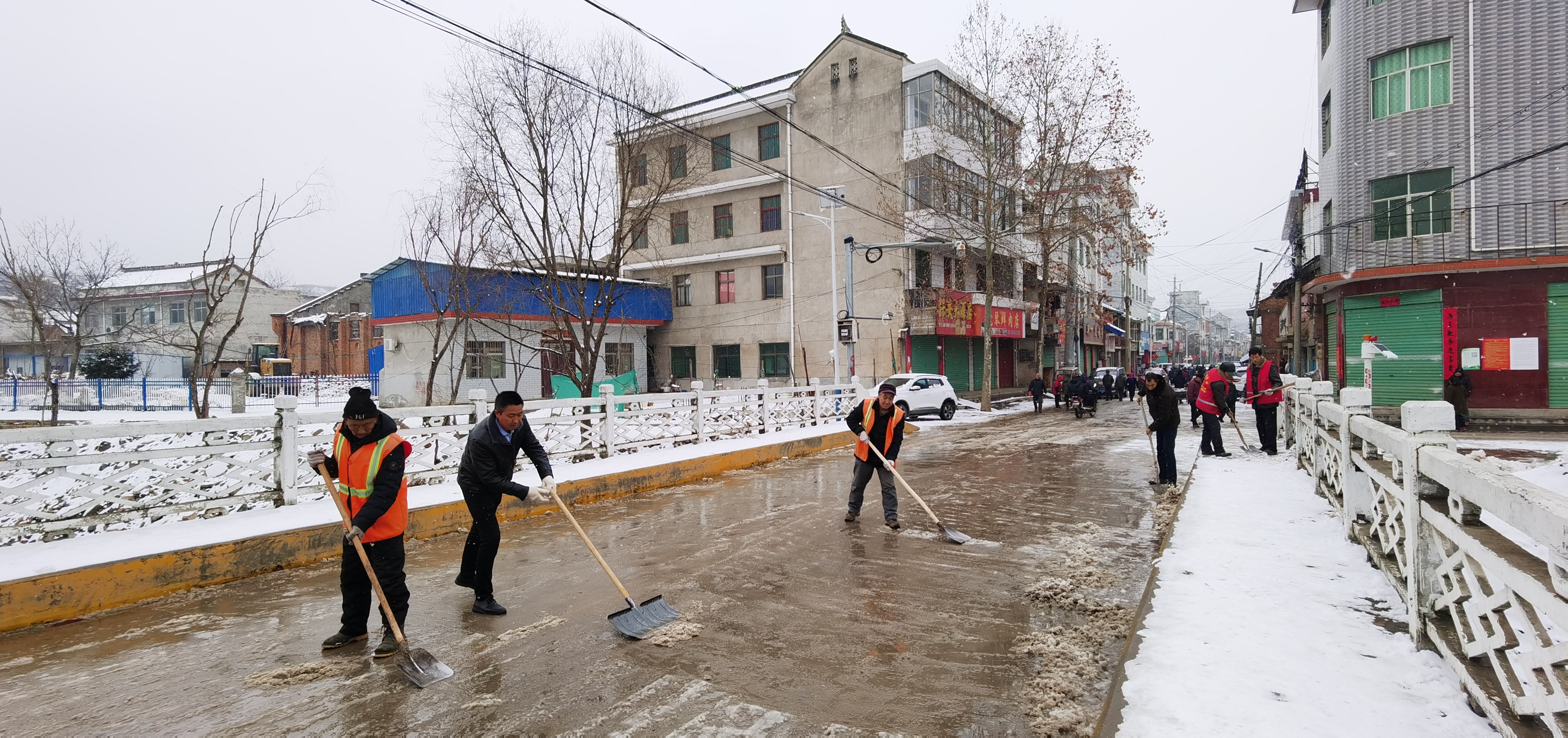 洛南县保安镇迅速行动清理积雪防滑倒