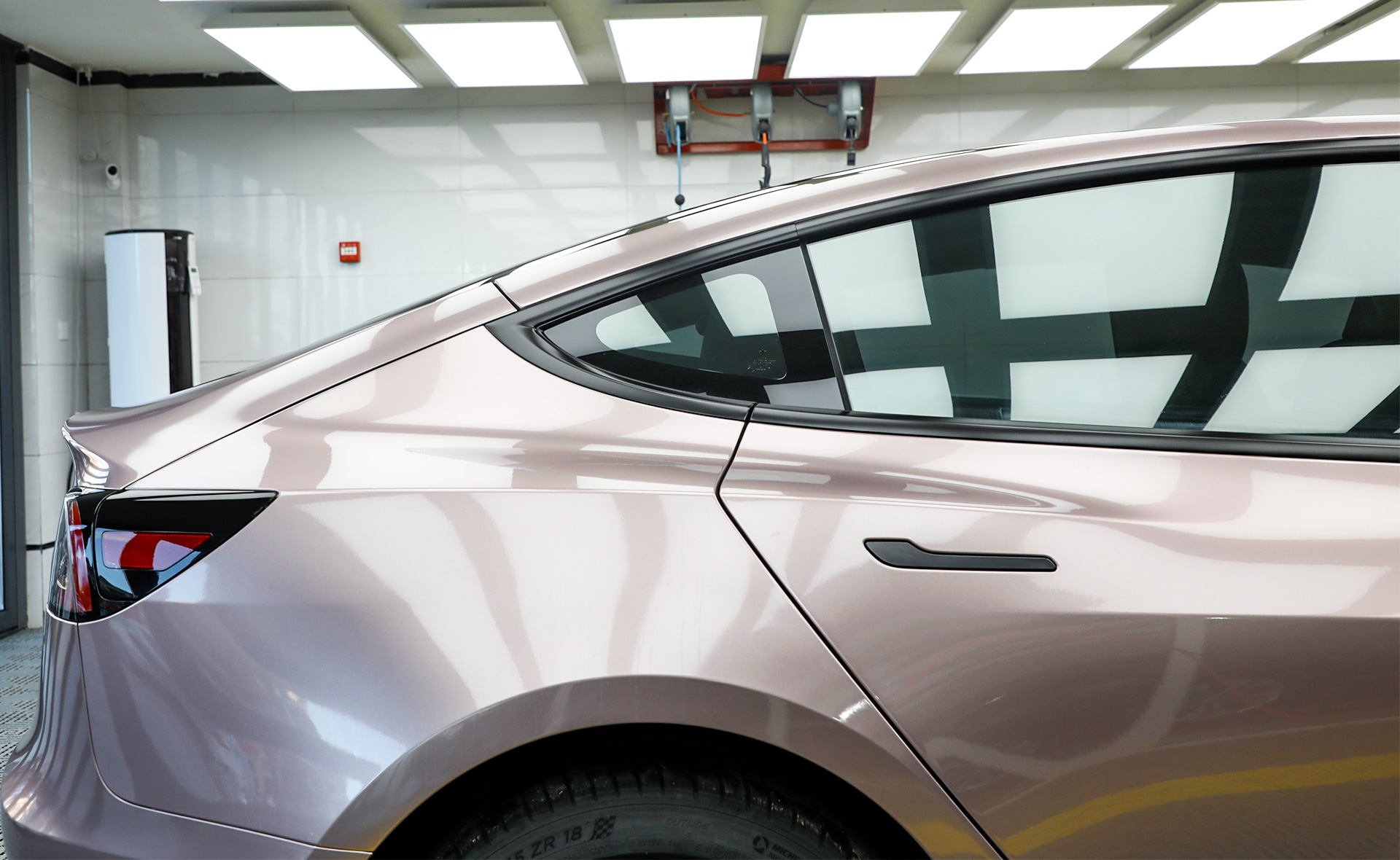 车身改色｜特斯拉Model3，总逃不过一款冰莓粉