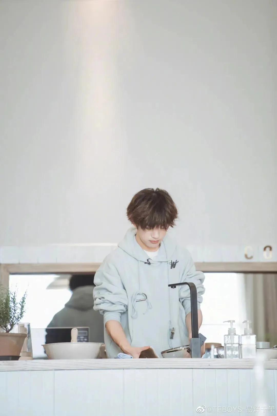 王俊凯易烊千玺王源高清壁纸，哪张壁纸最好看呢