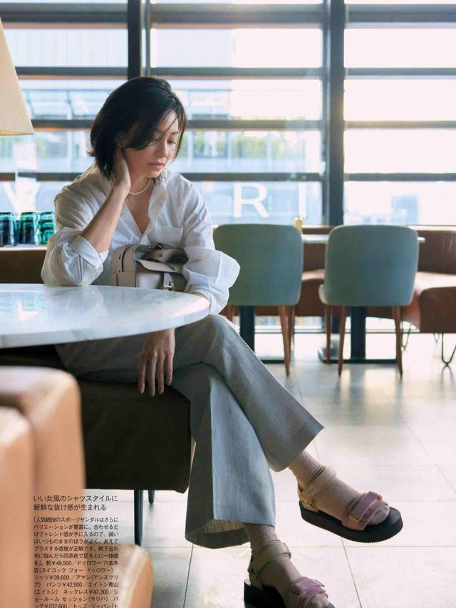 浅灰色围巾配什么衣服（黑白灰三种颜色的衣服搭配思路）