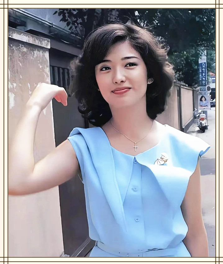 “樱花美人”山口百惠，结婚43年成模范夫妇，巅峰退圈成就经典