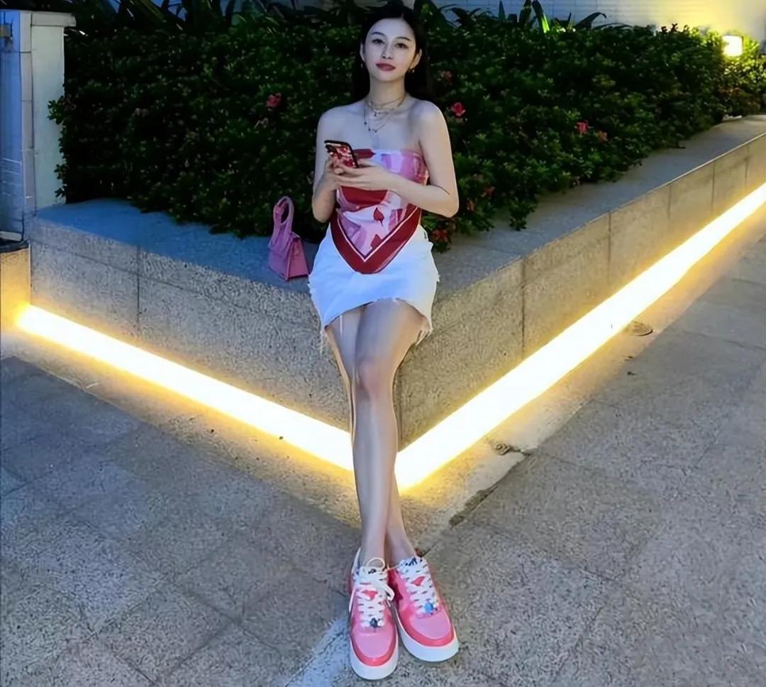 邱淑贞女儿身材好真任性！拿丝巾当“上衣”穿，看着简单却挺时髦