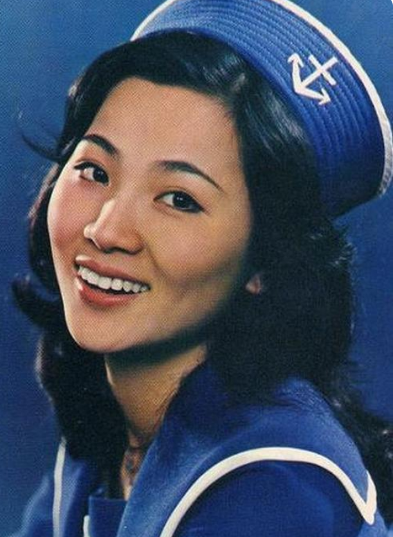 她被称为“宝岛歌后”，可与邓丽君相提并论，却当红为爱退圈