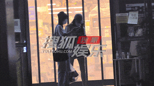 独家：赵粤王艺瑾下班素颜逛街 一起逛超市到天黑