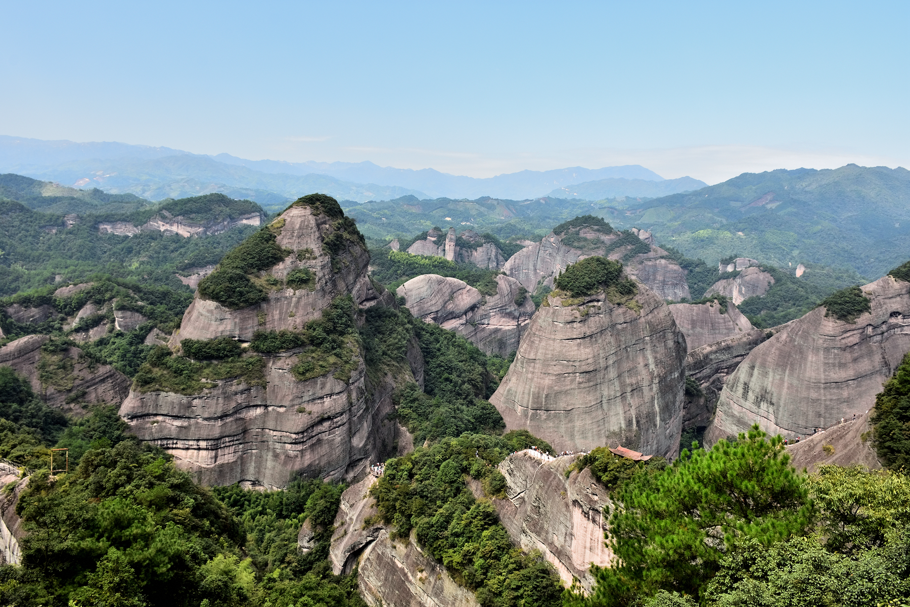 八角寨因丹峰壁立,奇山秀岒,碧水丹崖的独特景观而被誉为世界丹霞之