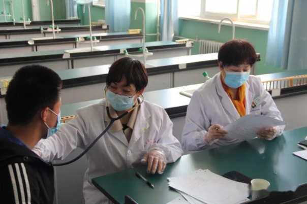 高考体检脱衣服（高考体检时学生需全部脱光）