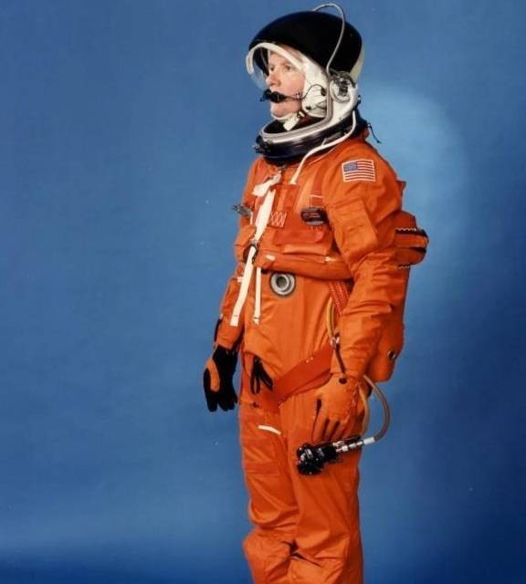 美国仅剩4套宇航服，用了几十年了！造不起？
