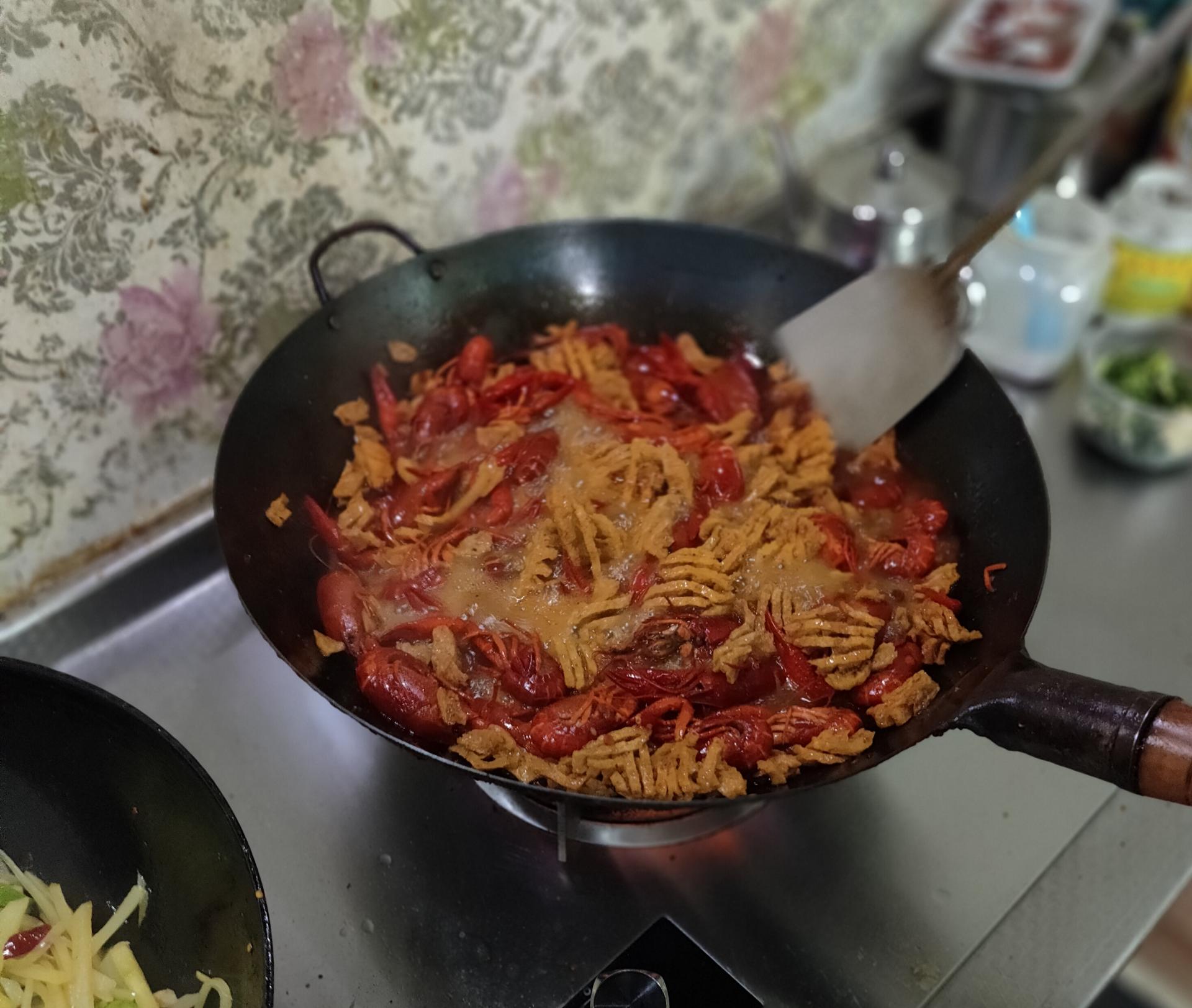 家常龙虾怎么做好吃又简单（教你在家做麻辣可口小龙虾）