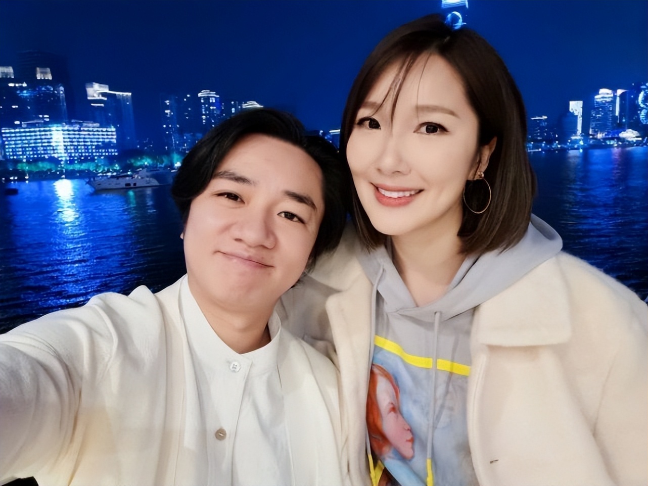 王祖蓝好欣慰！两女儿吃冰淇淋萌照曝光，长相越来越像妈妈李亚男