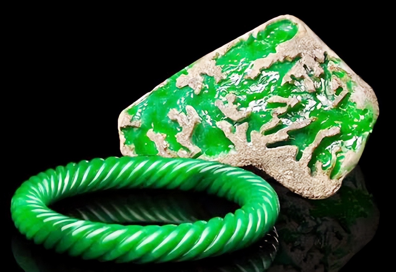 宋美龄晚年不离身的传奇翡翠手镯,曾几度易主,如今价值已上亿