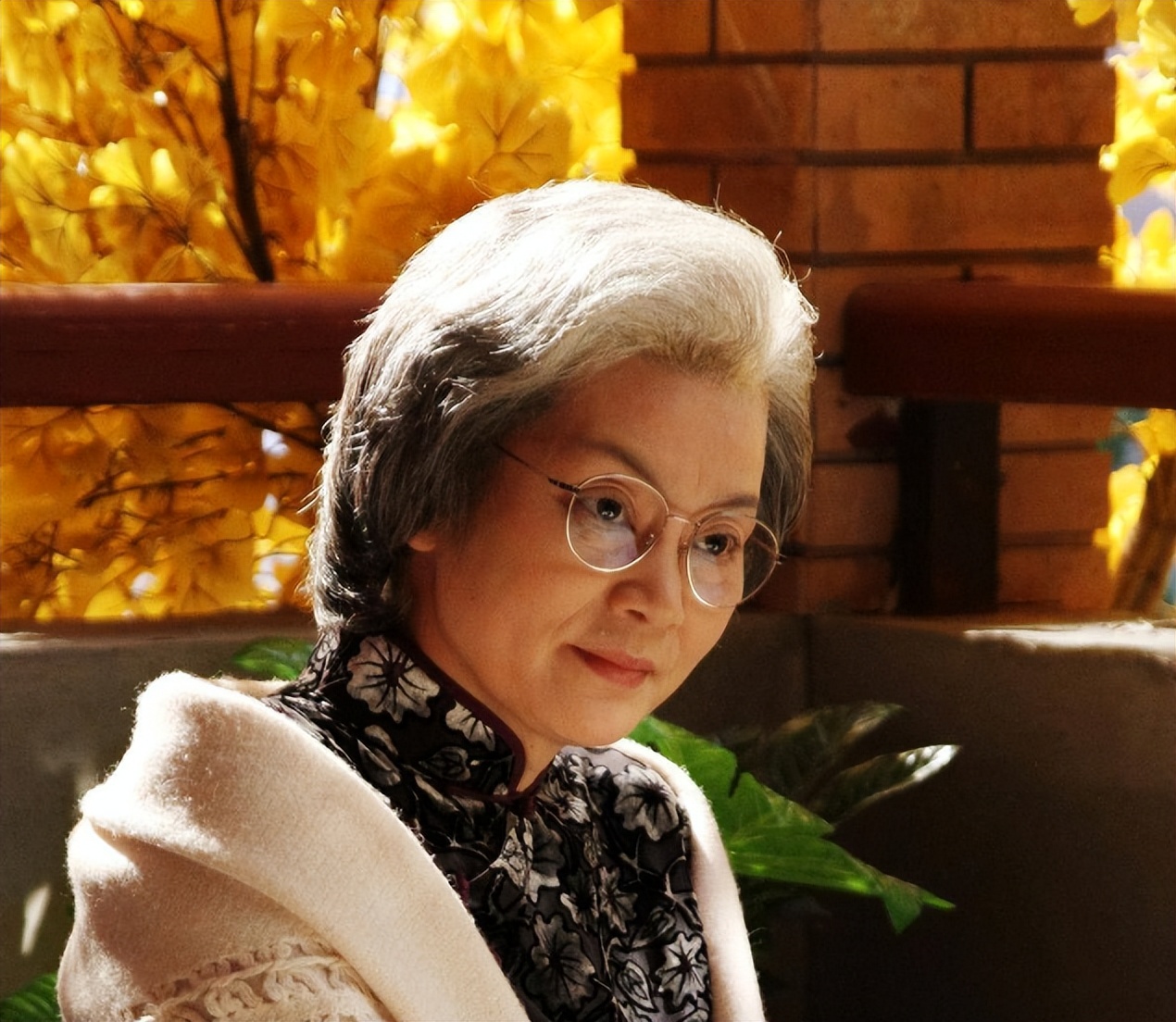 被6位女星惊艳到：白发不染，不整科技脸，用松弛感诠释优雅老去