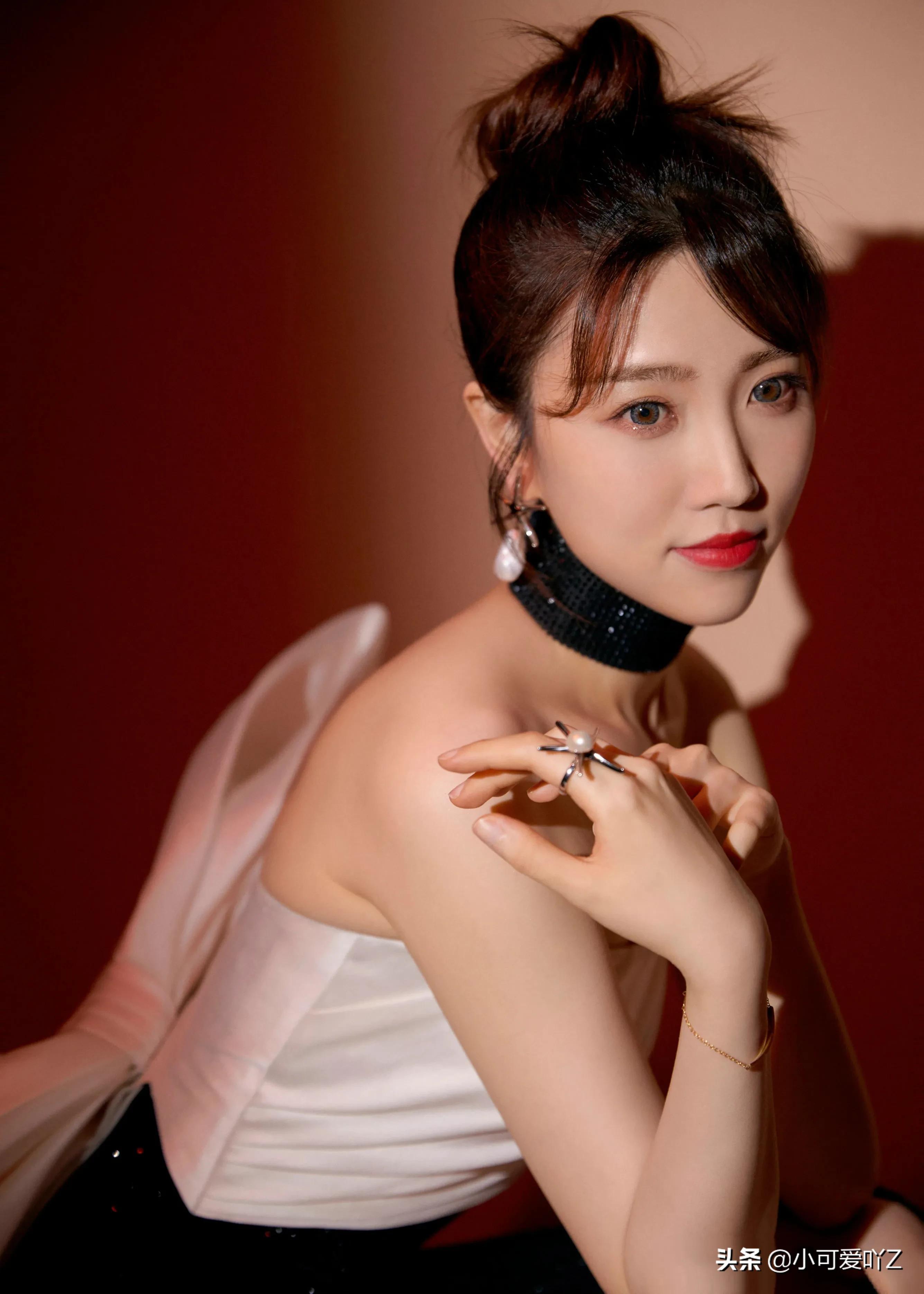 张纯烨，红粉蓝绿黑裙装，各有各的惊艳美丽