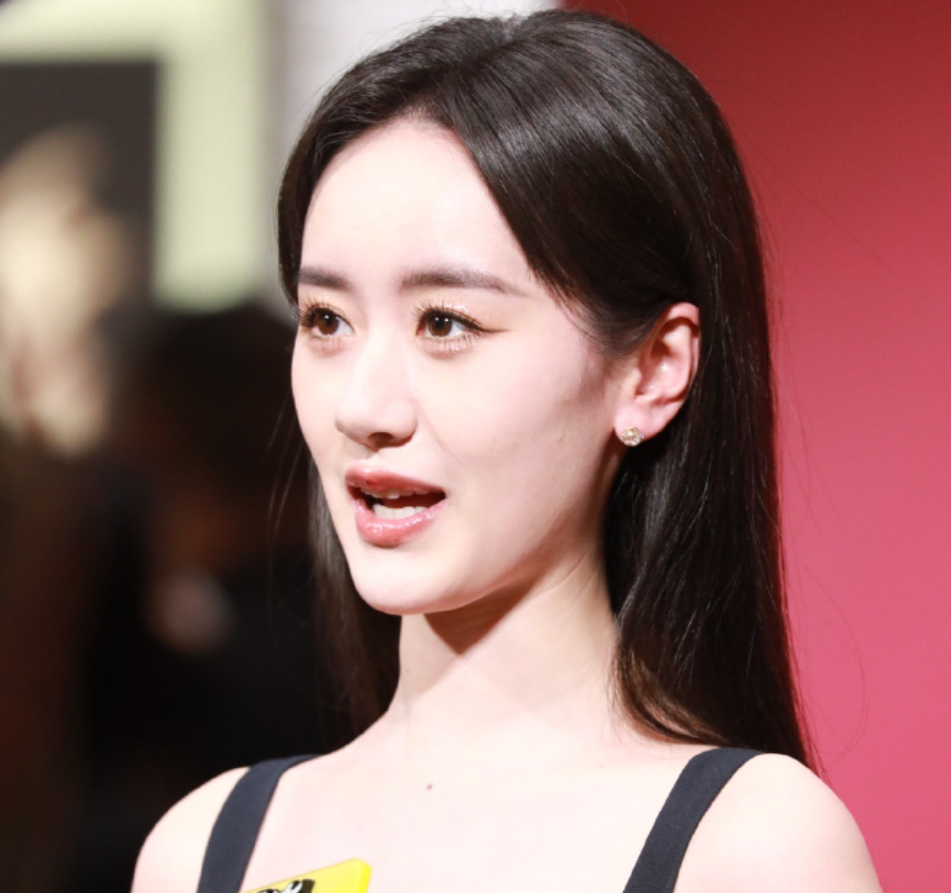 袁冰妍新图又撞脸赵丽颖，被曝将出演杨幂新剧女二，资源降级？
