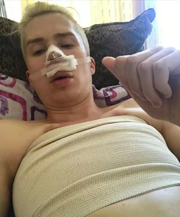 跟踪狂、翻垃圾、闻口罩、跟人形立板结婚…病态式追星该治治了