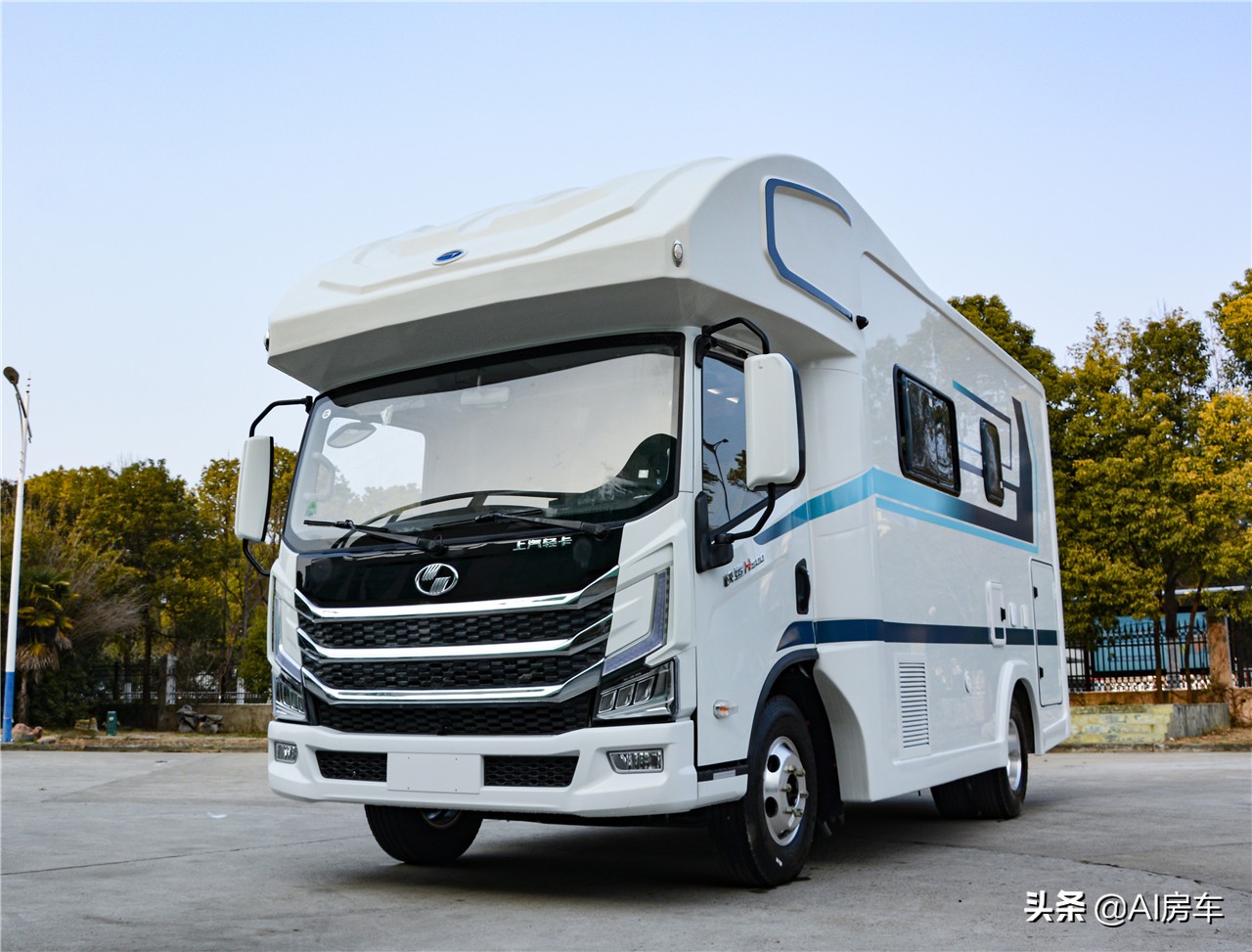 8t上汽轻卡房车,满电连续用2天,车内像豪华私人影院