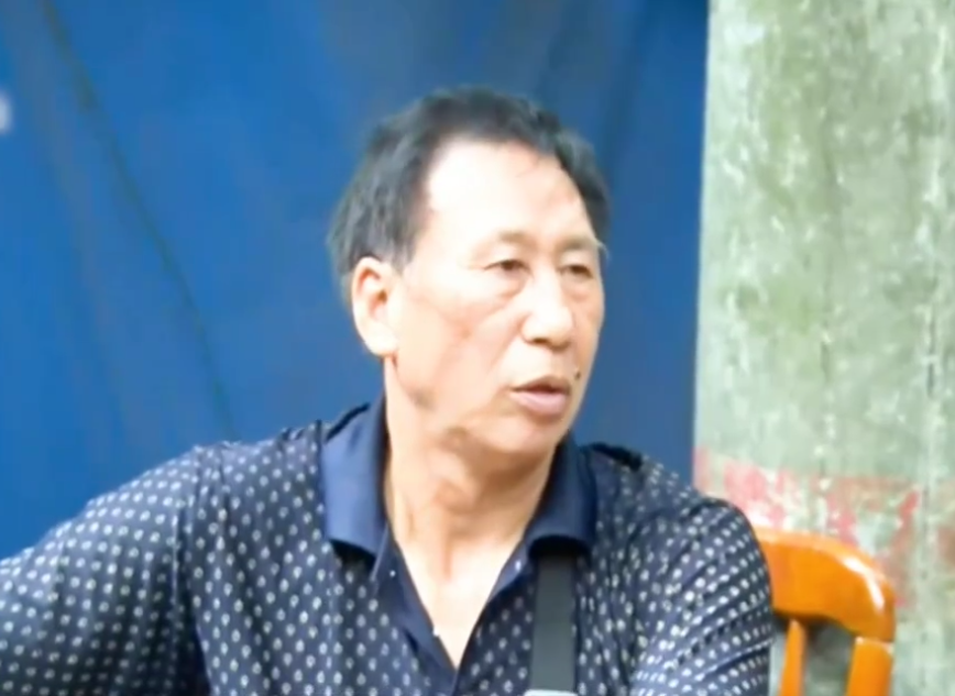 老人将房子给外甥女，瘫痪后求当老板的女儿养老，女儿：不认识他