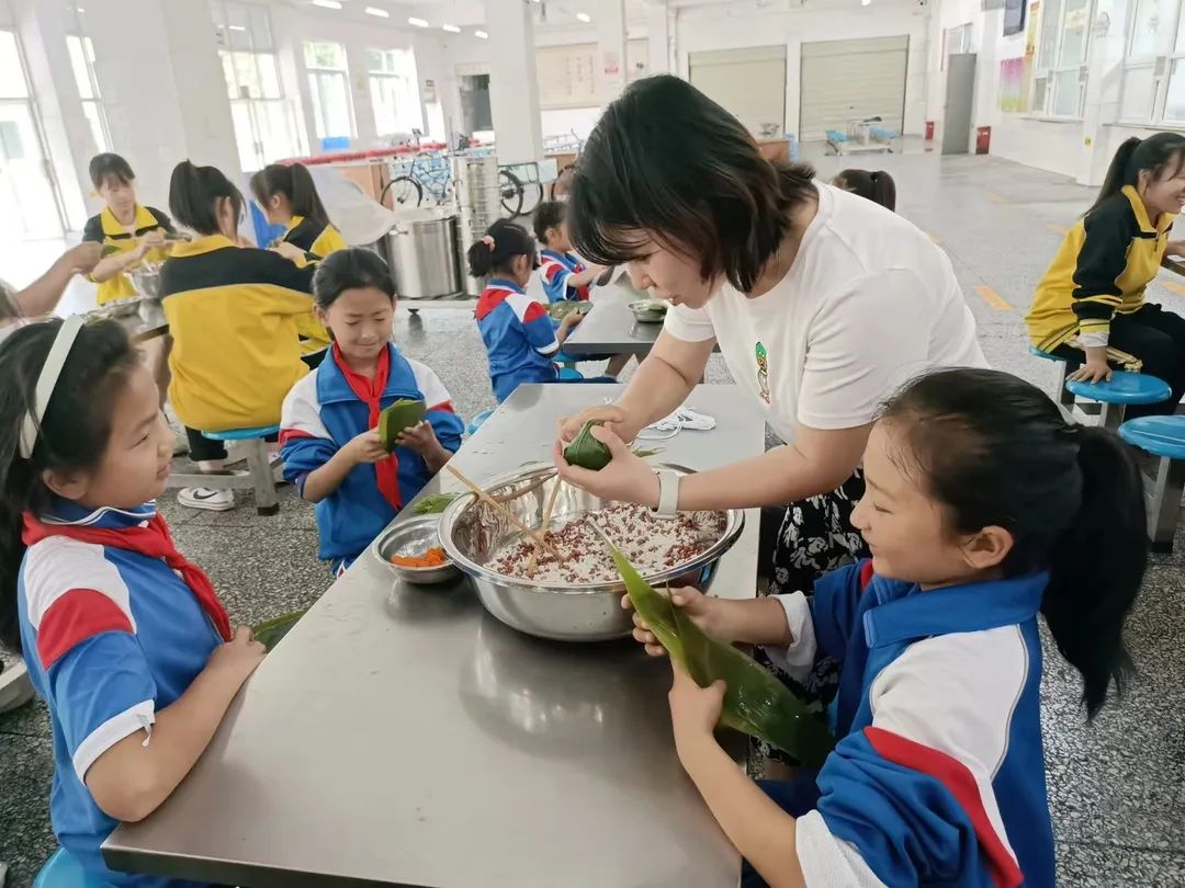 我爱中国节，端午名粽香——记黄龙溪学校劳动教育主题实践活动