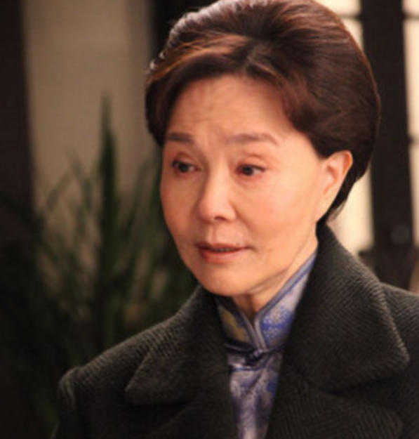 “奶奶级”演员年轻照，皮肤白里透红，笑容甜，个个都是美人胚子