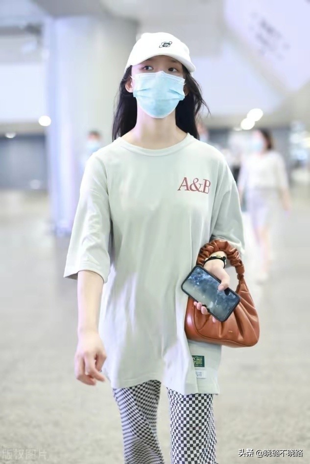 杨幂又带火了一种穿法叫：“T恤＋方块裤”，时髦显瘦还不易撞衫