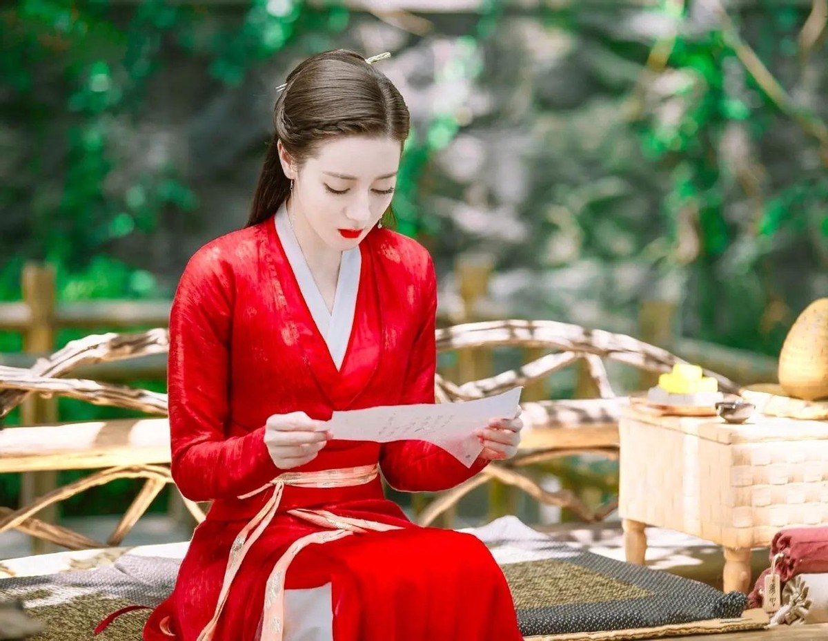 同样是“红衣造型”，杨幂娇俏像少女，赵丽颖霸气十足