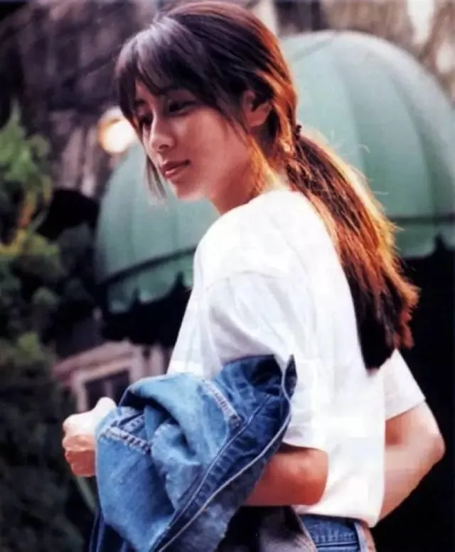 日本已故传奇女歌手坂井泉水逝世时4万人齐声高唱