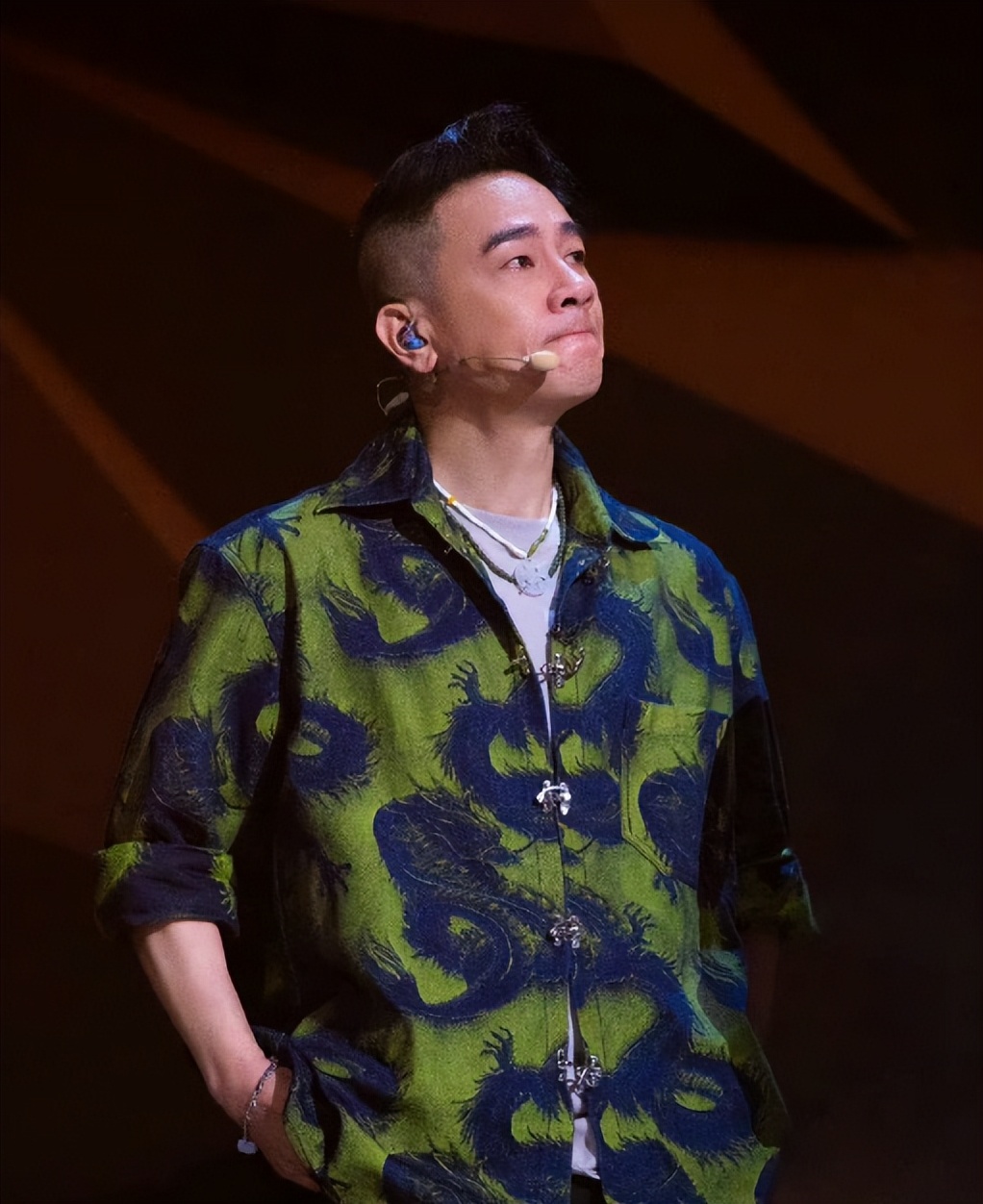 陈小春乘百万豪车出行被偶遇，一脸高冷坐副驾驶抽烟，大佬范十足