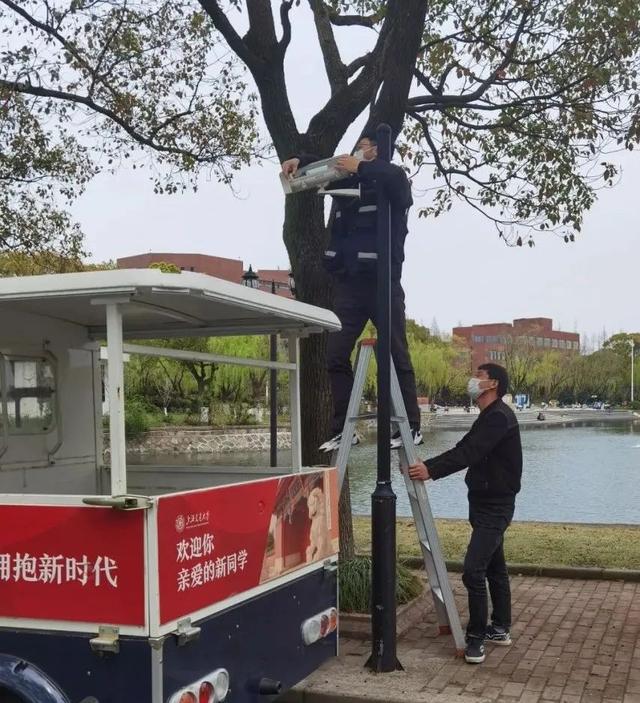 29岁“小保安”火了，成功考上顶尖985大学，令人羡慕又敬佩