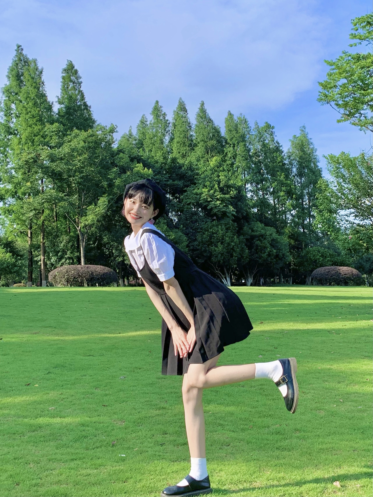 只一眼就愛上的草地人像，清新好看有畫面，拍出滿滿活力感