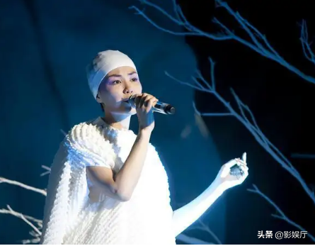龚琳娜吐槽王菲走音(当年，龚琳娜毫不留情地批评王菲音色丢了，气息没了，音准走了)