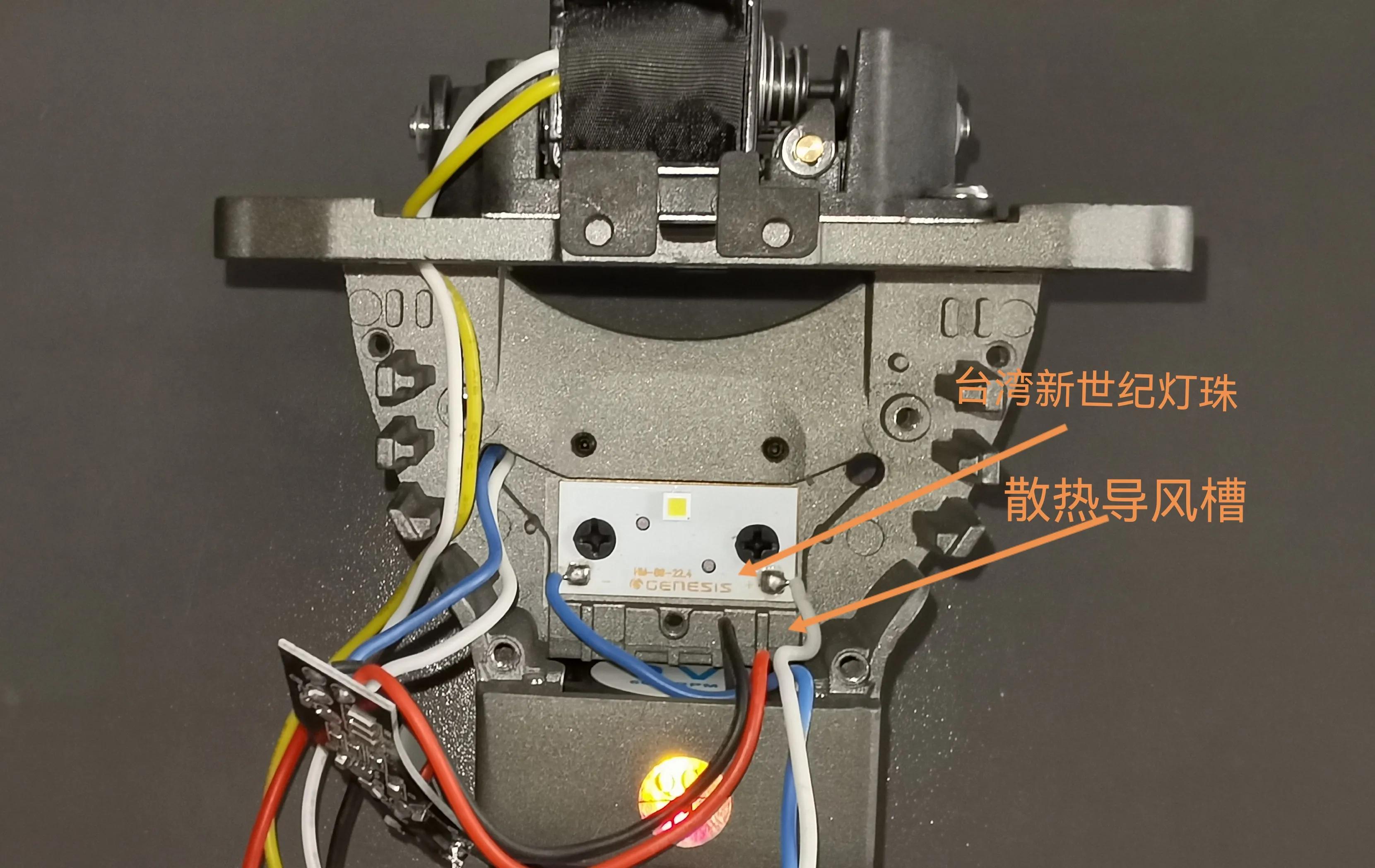 内部是常规的双灯杯双灯珠的双光透镜结构.