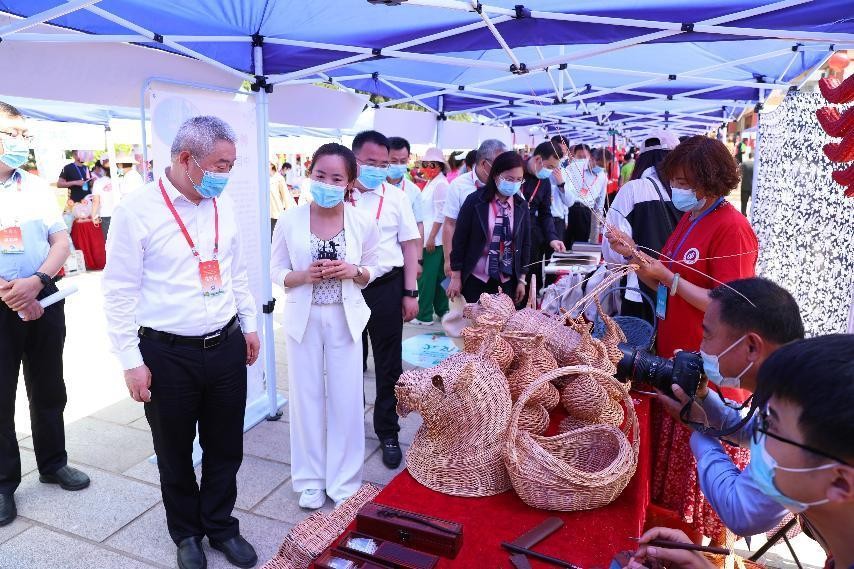 奋斗百年路 启航新征程——中国艺术传承人物杜培兰