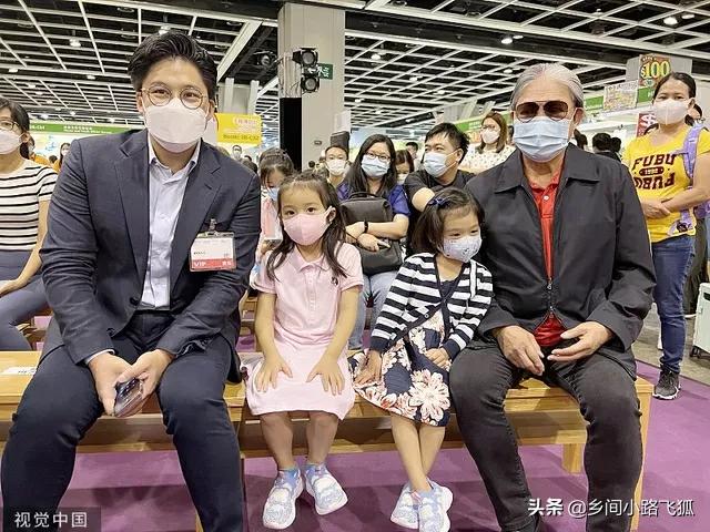 郭晶晶出席书展活动 霍家爷孙三代到场支持其乐融融