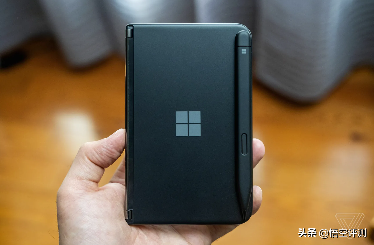 或许是未来手机的一个方向？微软Duo 2，分体式折叠屏