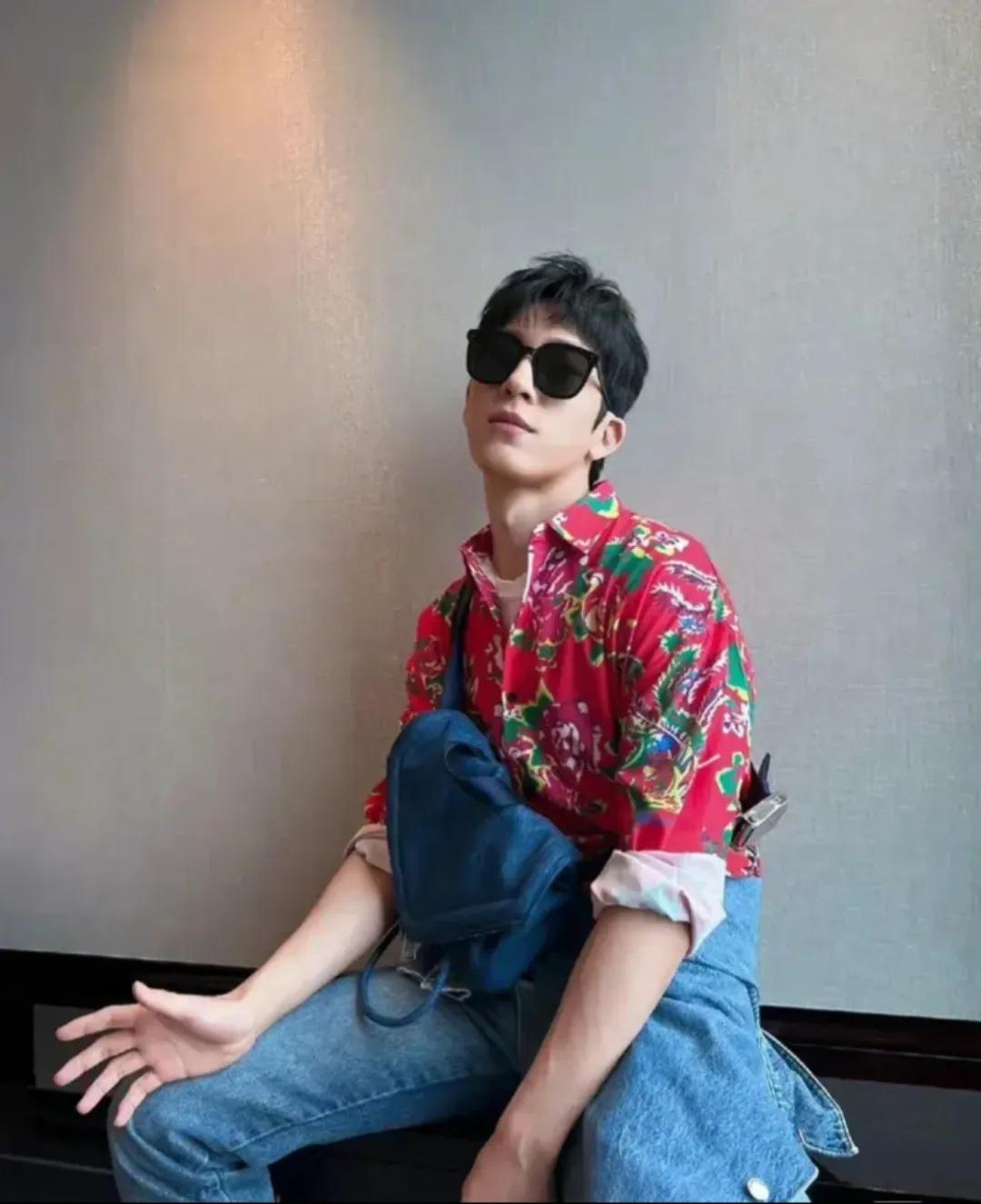 “衣服花，心不花”，他们是如何把花衬衫穿得不像“古惑仔”的？