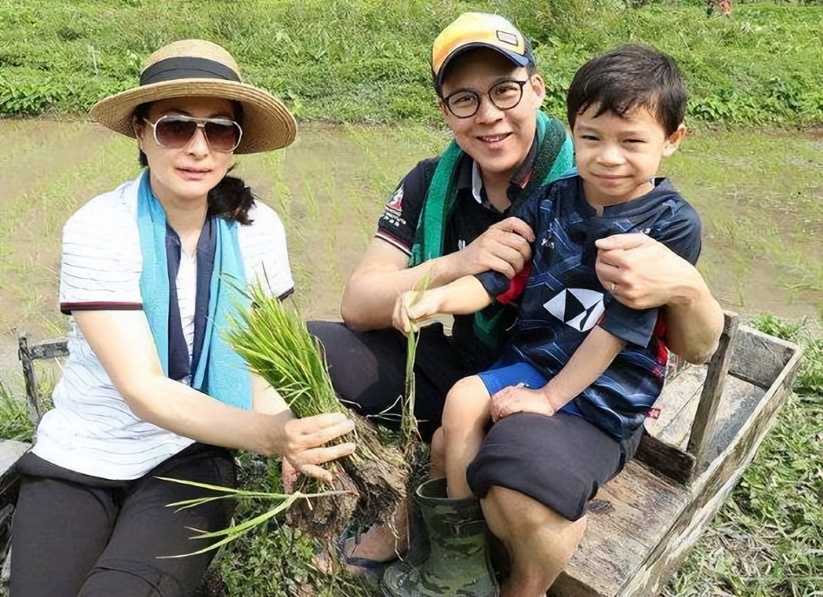 郭晶晶剖腹产(“豪门清流”郭晶晶：霍家豪掷千万求娶，大婚连换十二套百万礼服)