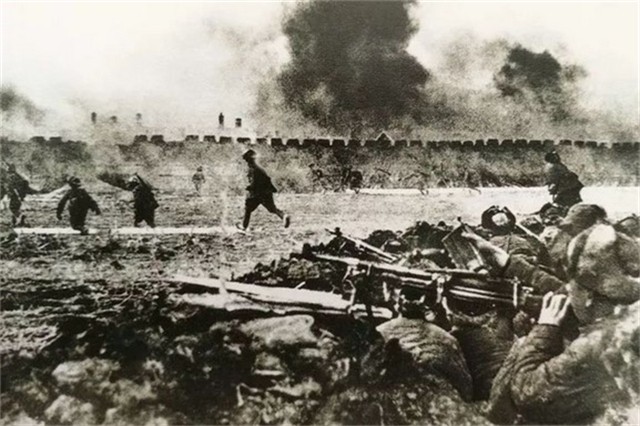 八宝山的一座无名墓，上级沉默40年后揭开其身份，全军敬礼