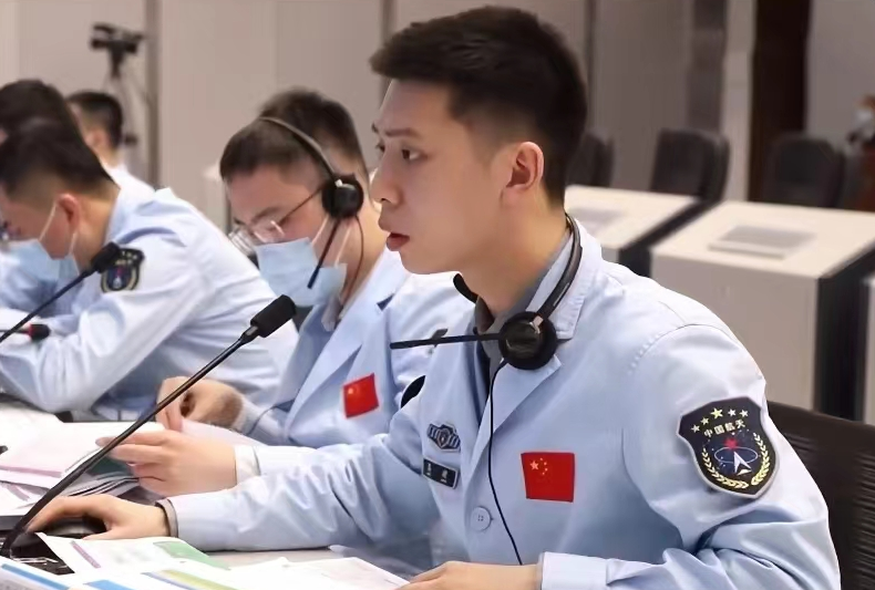 神十三返回地面，河南小伙高健再次上线，学历背景令人惊艳