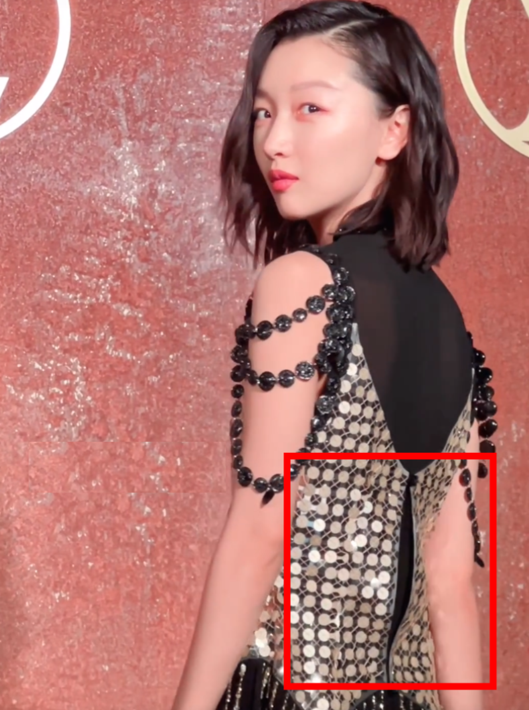 有人排骨胸吓人,有人瘦到没戏拍