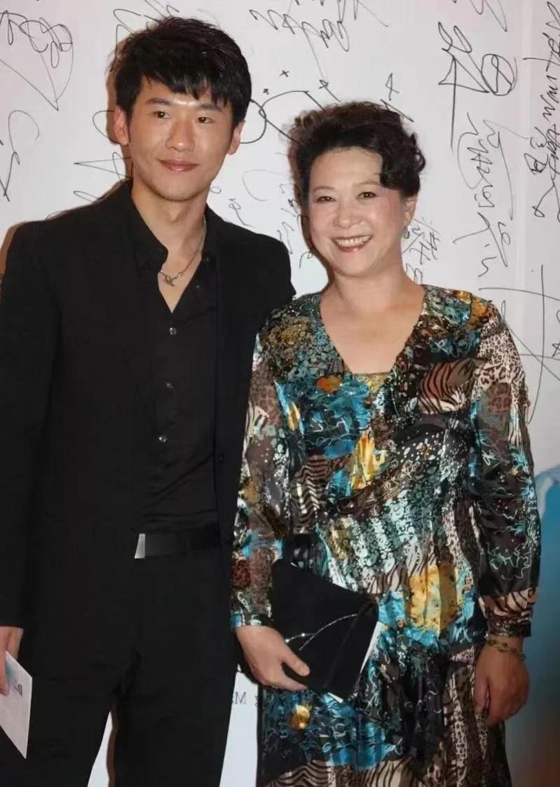 王馥荔儿子长相太路人,母子罕见同框,72岁的她穿雪纺裙也很阔气