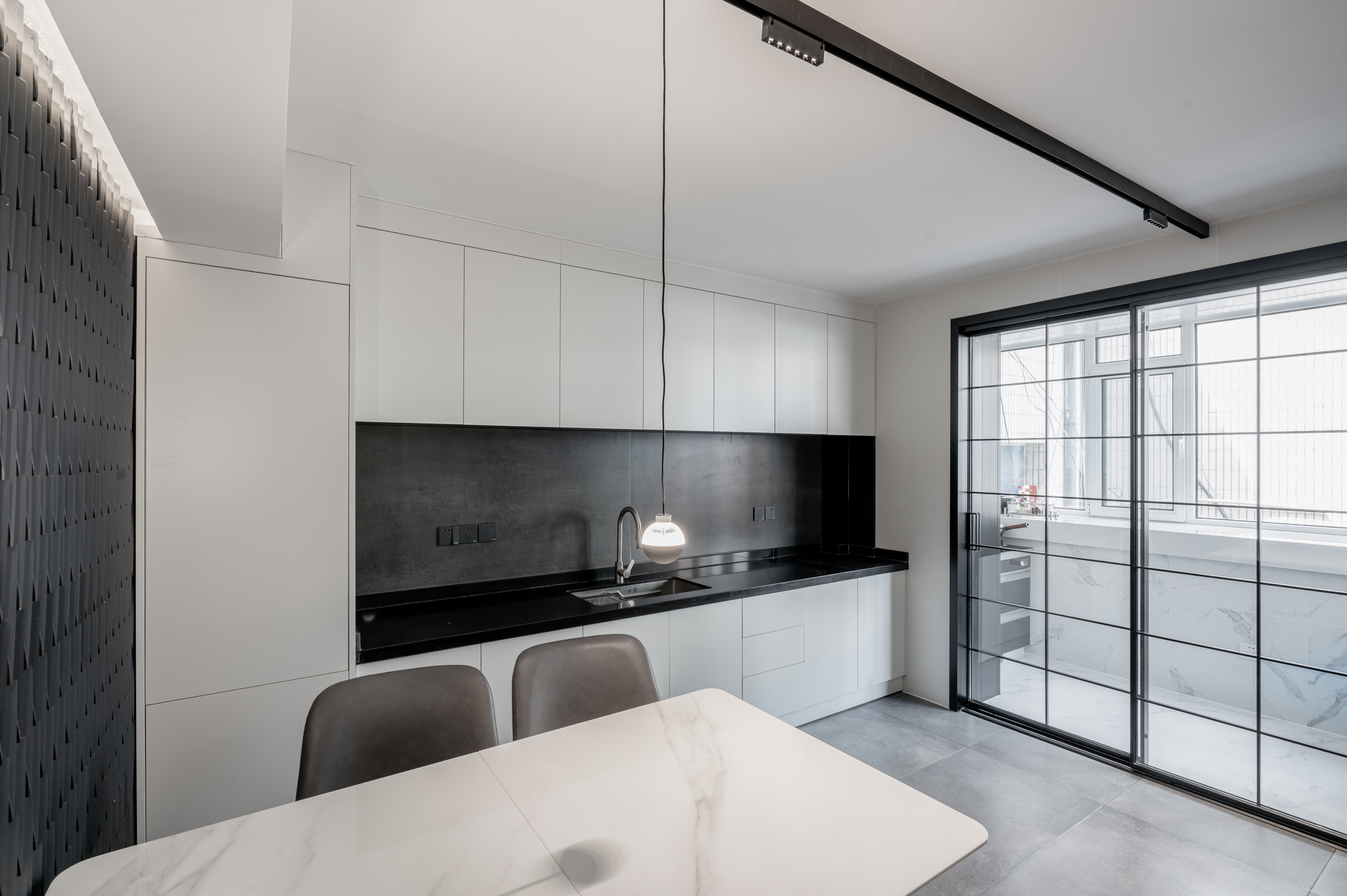 20年老房蜕变重生，为60+老夫妇打造黑白前卫家居