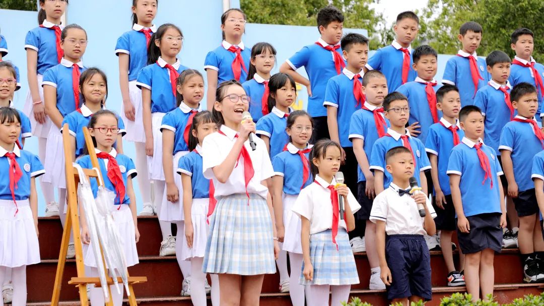 棠湖小学开展《珍爱公物，维护文明》第十四周国旗下主题成长活动