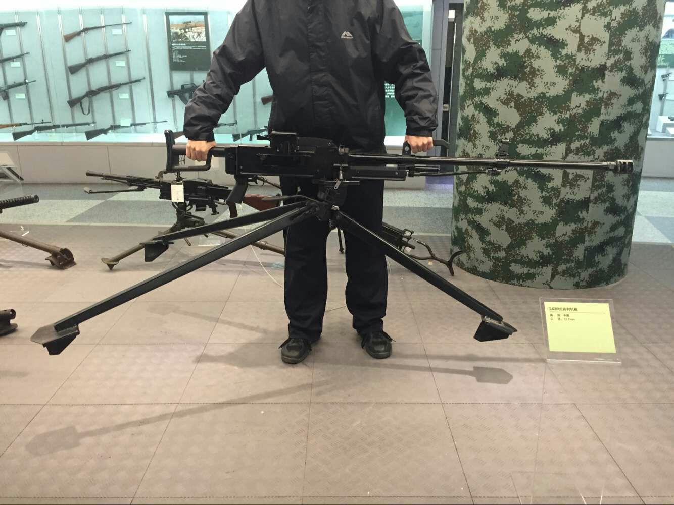 还会装备其它大威力的枪械,比如重机枪,通用机枪,自动榴弹发射器,重型