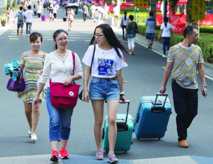 刚上大学就有人追的女生，多半有这4个特点，全中的易成“校花”