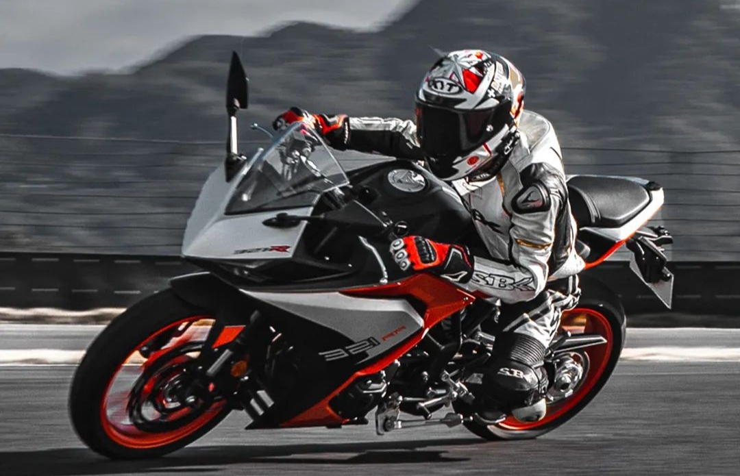 代步为主偶尔跑山，三年内不换车，GSX250R和凯越321RR，怎么选？