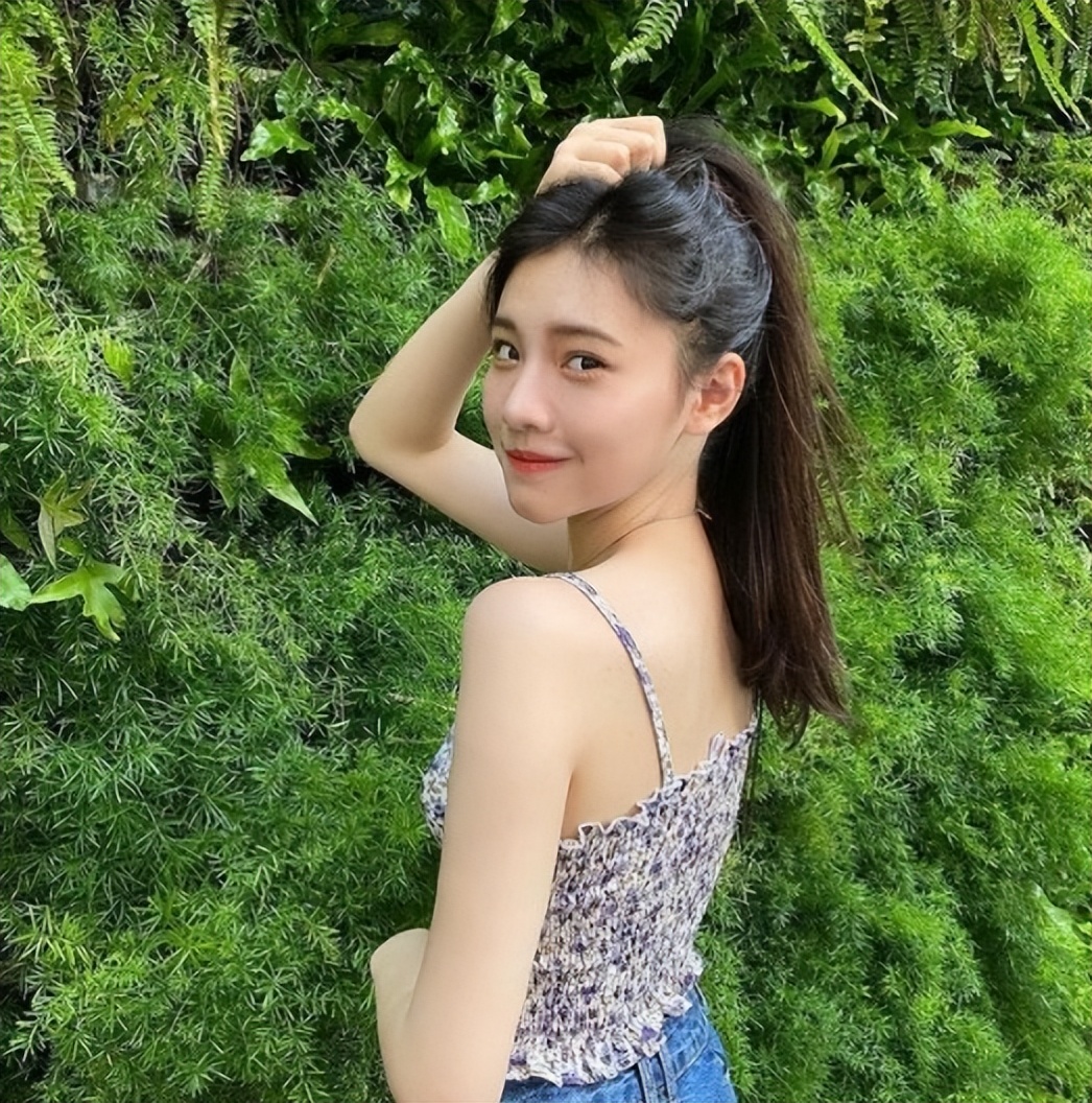 李㼈18岁的女儿李紫嫣高中毕业了，仙气照曝光粉丝都直呼好漂亮