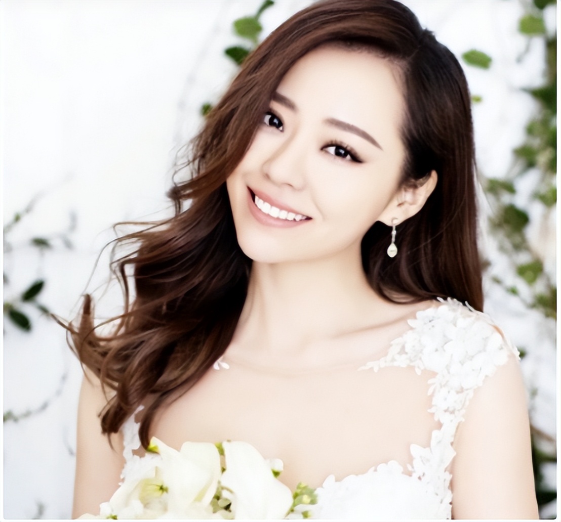 当了13年的赚钱工具，靠逼婚上位，张靓颖到底有多傻？