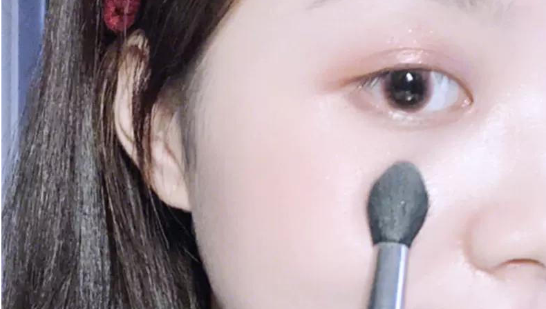 如何解决面部凹陷的问题？教你一招，塑造平滑精致的底妆